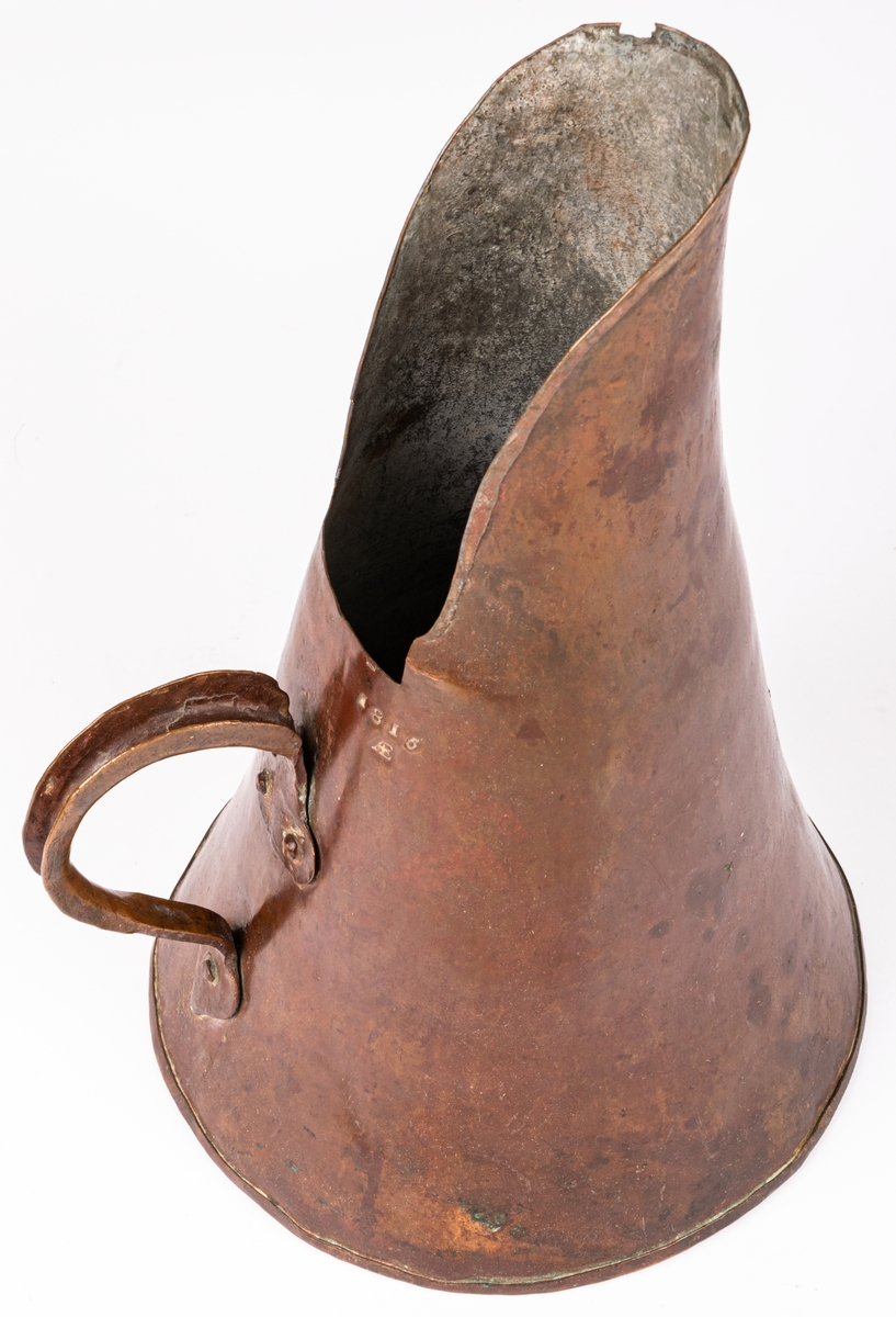 Brännvinsmått av koppar, med ett handtag, märkt 1816, AE.