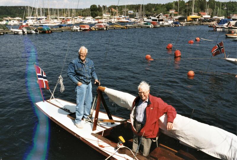 "Sally III" har besøk av Jac. M. Iversens sønner, Henrik og Axel Iversen, sommeren 1997. Begge er født i Son, men de flyttet derfra da de var 5 og 7 år. Da det ble avgjort at "Sally" skulle tilbake til Son, donerte brødrene sølvpokalen båten vant i 1921 til Soon Seilforening. Foto: Fra "Sallys" loggbok (Foto/Photo)