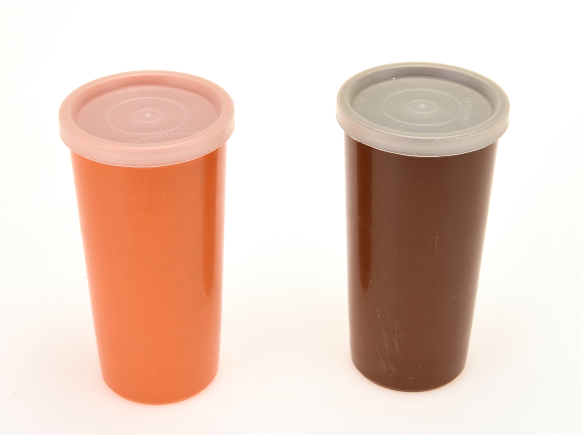 To drikkebeger med lokk av typen Tupperware i brun og orange. Produsert i Belgia.
