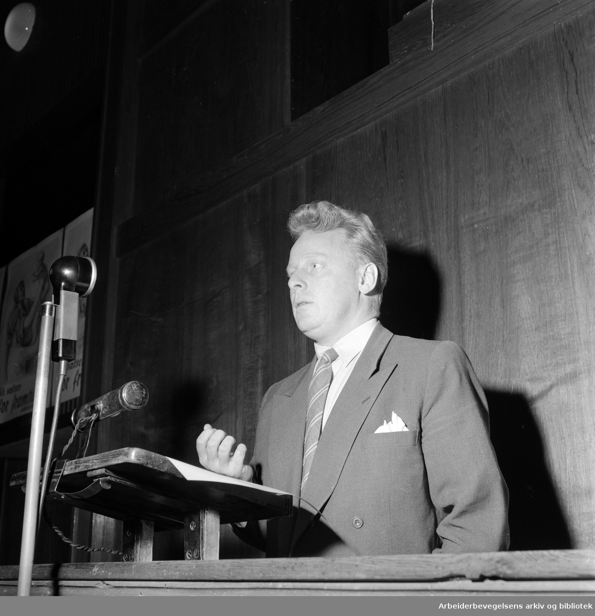 Sosialminister Gudmund Harlem i Oslo Arbeidersamfund under valgkampen i 1957.