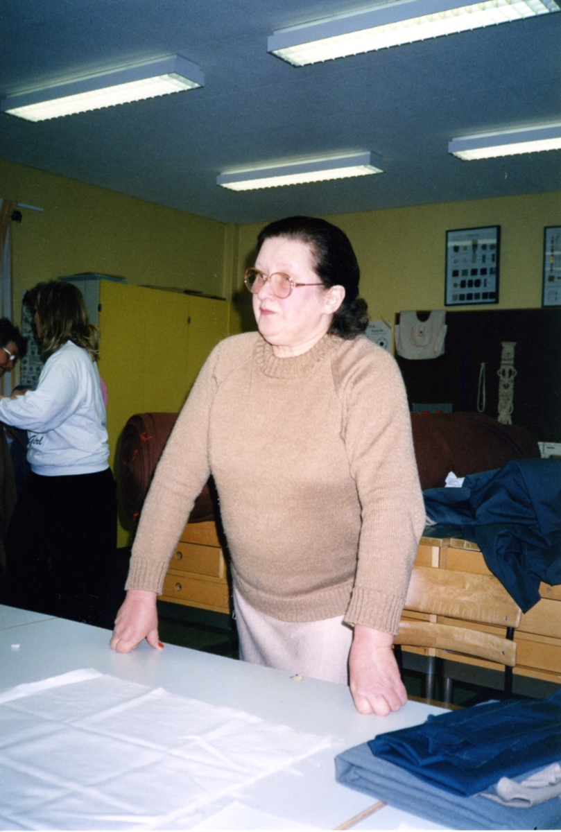 Repetition inför Bygdespelet "Brandskatten" i okänd lokal 1986/87. Viola Karlsson, Kållered, står vid ett bord.