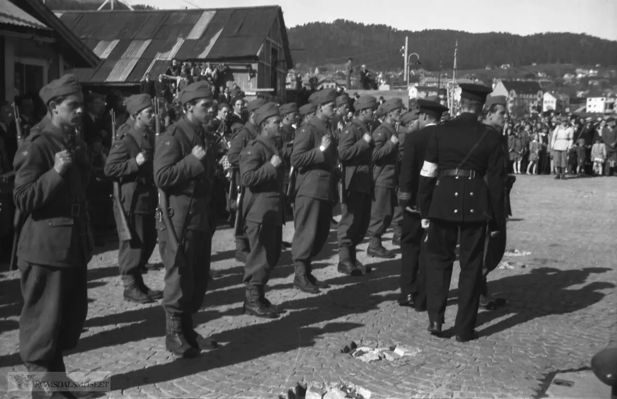(vh94onzkf), Kongebesøk i Molde 26.08.1945..Den britiske jageren HMS Mackay (I70)(D70)..(se Oddbjørn Harnes: Med Kongefamilien gjennom Romsdal, 1906-1982 side 88-97)
