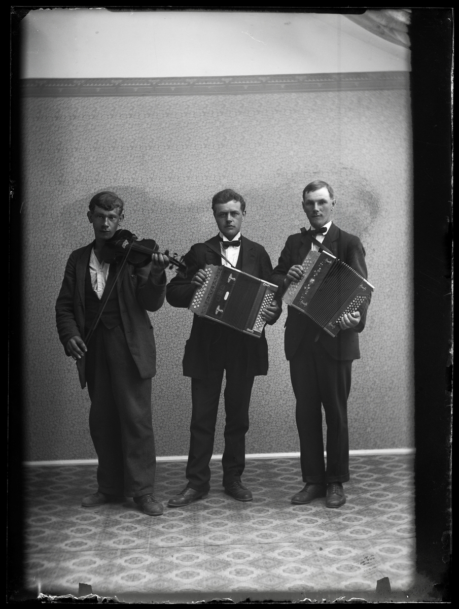 Tre musicerande män