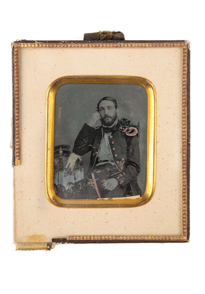 Inramad daguerreotyp i passepartout och ram. Porträttet föreställer kommendörkapten Carl Kleman 1860.
