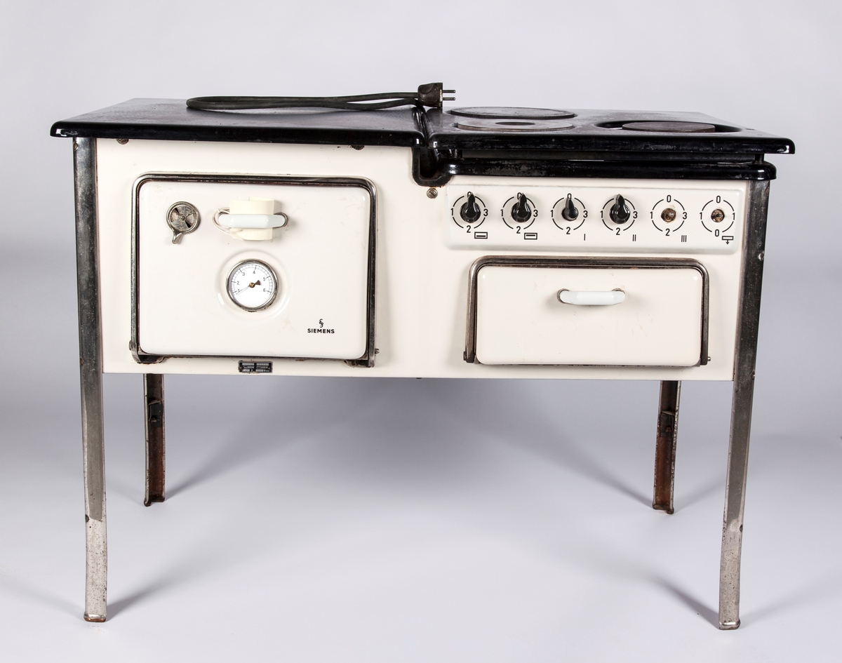Elektrisk komfyr med tre plater, varmeskap og stekeovn.