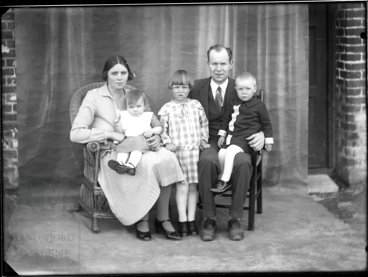 Et familieportrett, mor, far og tre barn.