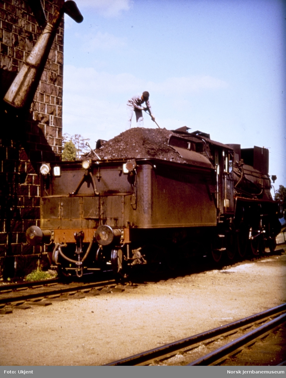 Damplokomotiv type 26c nr. 414(?) tar vann ved vanntårnet på Elverum stasjon
