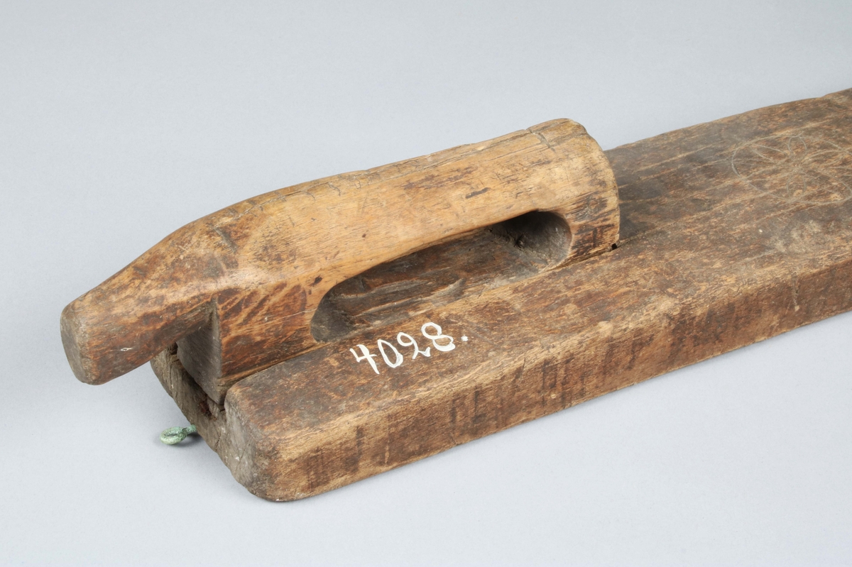 Mangelbräde i brunbetsad ek. Handtaget infällt; stiliserad häst, omvänt; på översidan bladrosett samt skuret: "Am 1737 EB; J. B A". (Gunnar Blomgren)

Mangelbräde eller kavelbräde är ett redskap av trä som använts för mangling av textilier. Mangelbrädet användes tillsammans med en kavel, en slät rulle av trä. Den textil som skulle manglas, rullades upp på kaveln, på ett bord eller annat slätt underlag. Under hårt tryck, rullades kaveln med hjälp av mangelbrädet, fram och tillbaka över bordet. (Wikipedia)