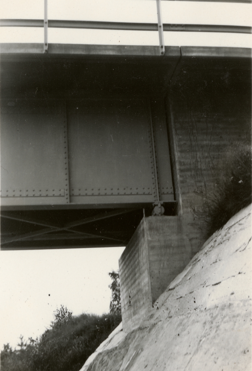 Text i fotoalbum: "AIHS hk fältkörningen sommaren 1934. Viks bro vid Hedemora".