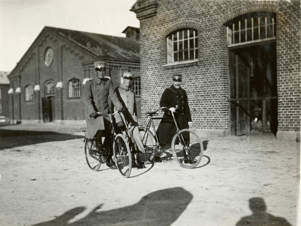 Text i fotoalbum: "Förbindelsekursen 1920". Soldater med cyklar på kasernområde.