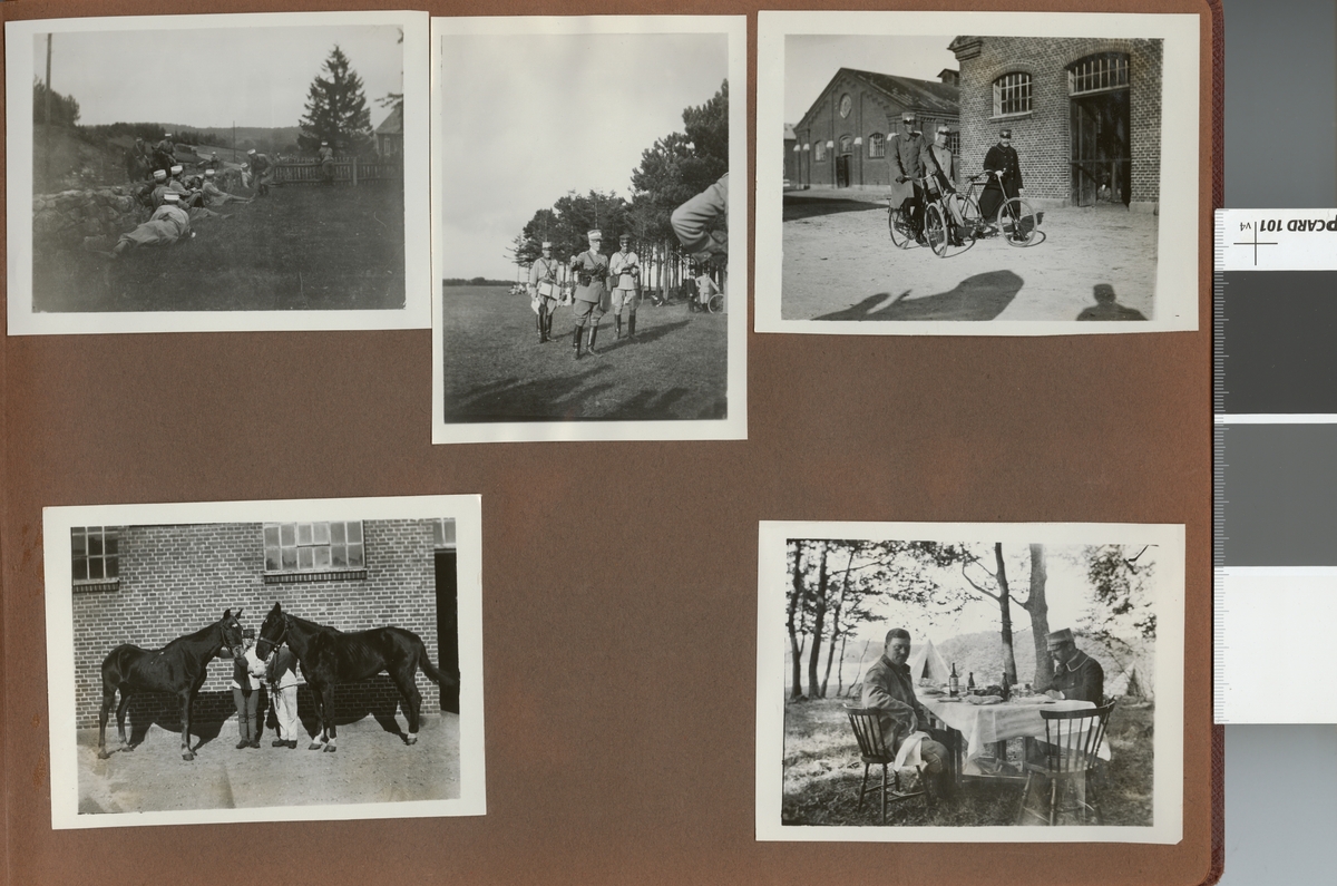 Text i fotoalbum: "Förbindelsekursen 1920". Soldater med hästar framför en byggnad.