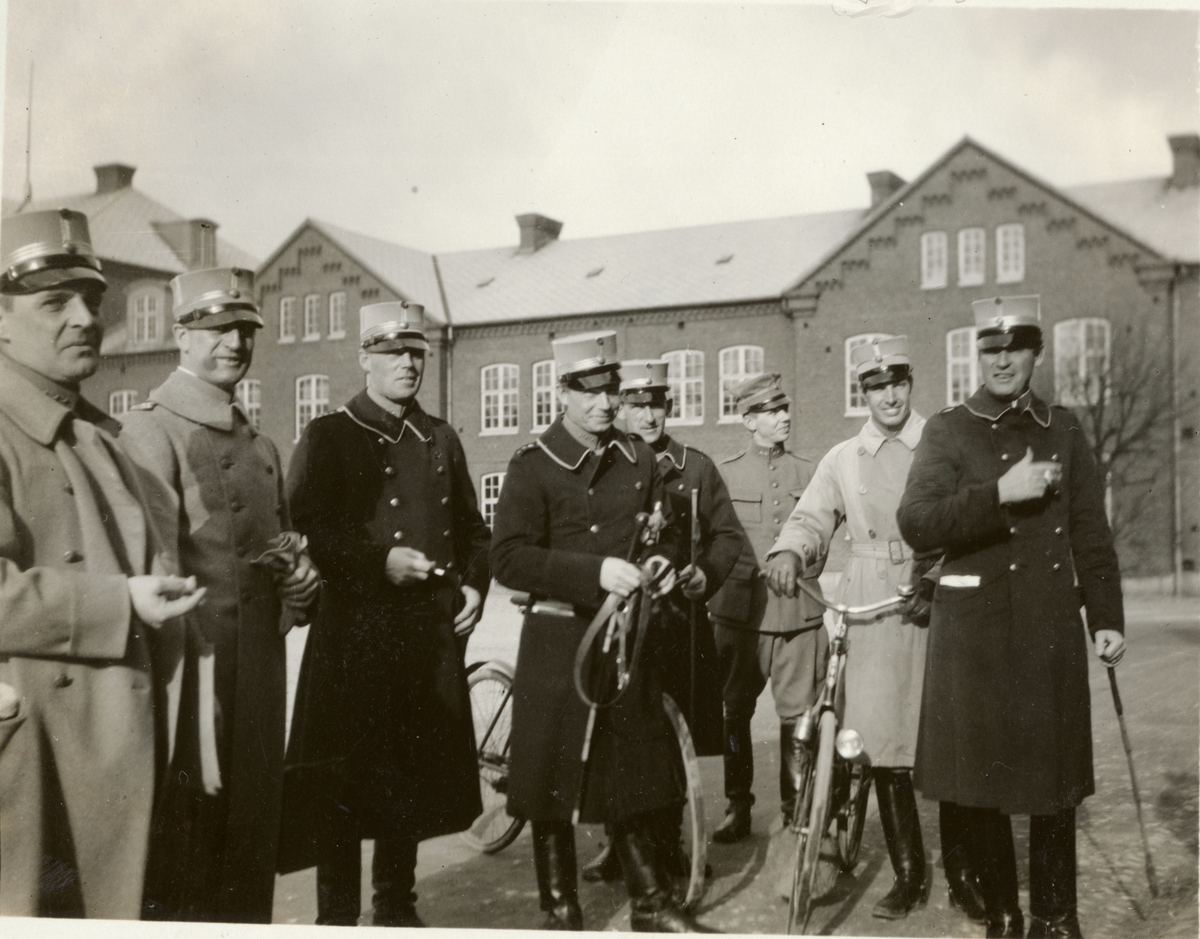 Text i fotoalbum: "Förbindelsekursen 1920". Soldater på kasernområde.