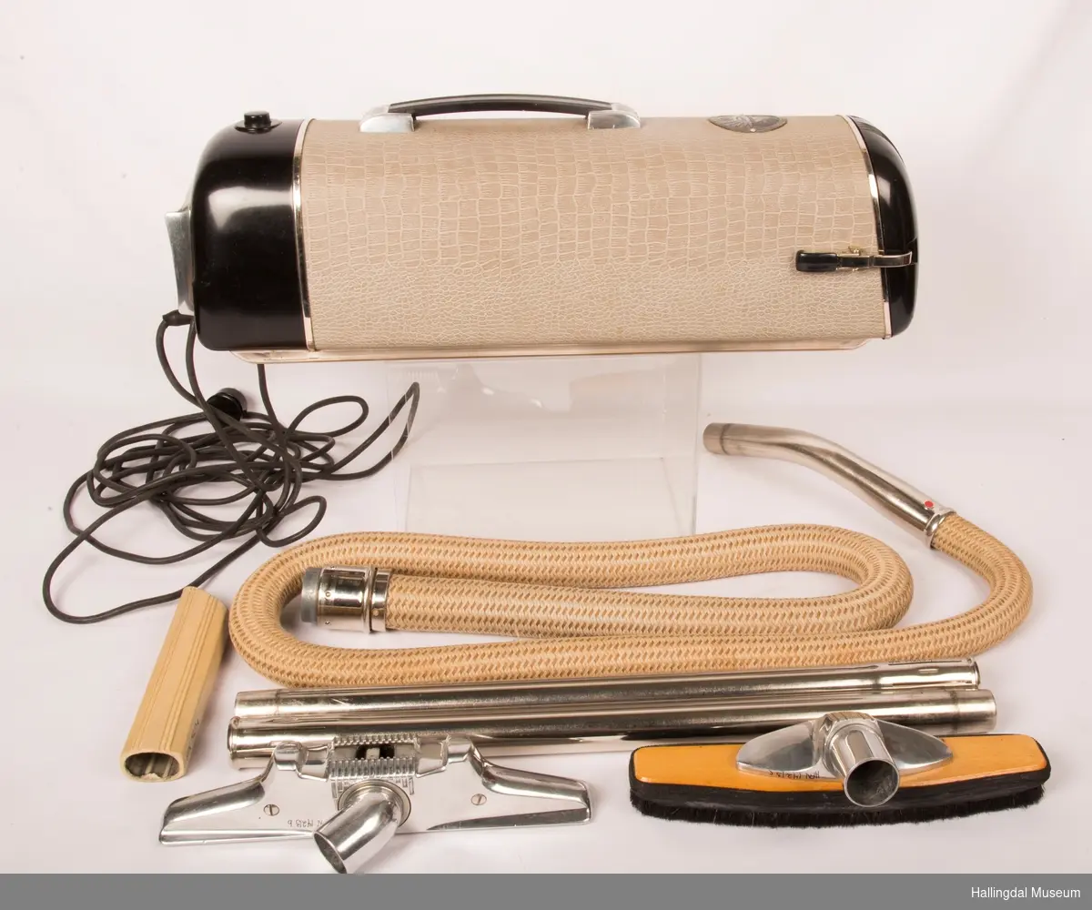Electrolux støvsuger modell 55 med teppe munnstykke, gulvmunnstykke, møbelbørste, smalt munnstykke, metallrør, slange og bruksanvisning.