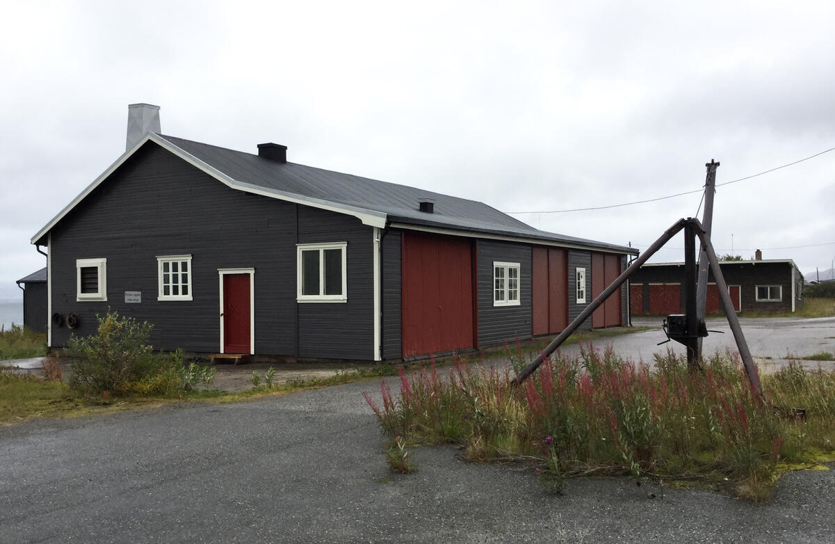 Smia på Vegsletta i Vadsø etter oppussing. Brun bygning med røde dører og hvite karmer rundt vinduer.