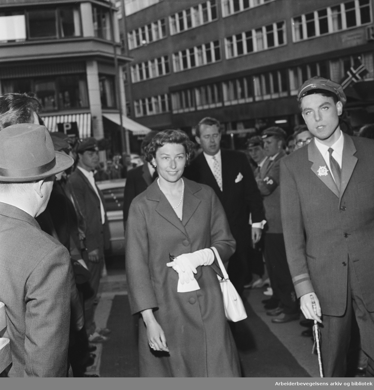 Russerevyen "Røde slag" har premiere på Chat Noir 2. juni 1961. Prinsesse Astrid, fru Ferner blir tatt i mot av rødrussens revysjef Audun Edwardsen. I bakgrunnen, Johan Martin Ferner.