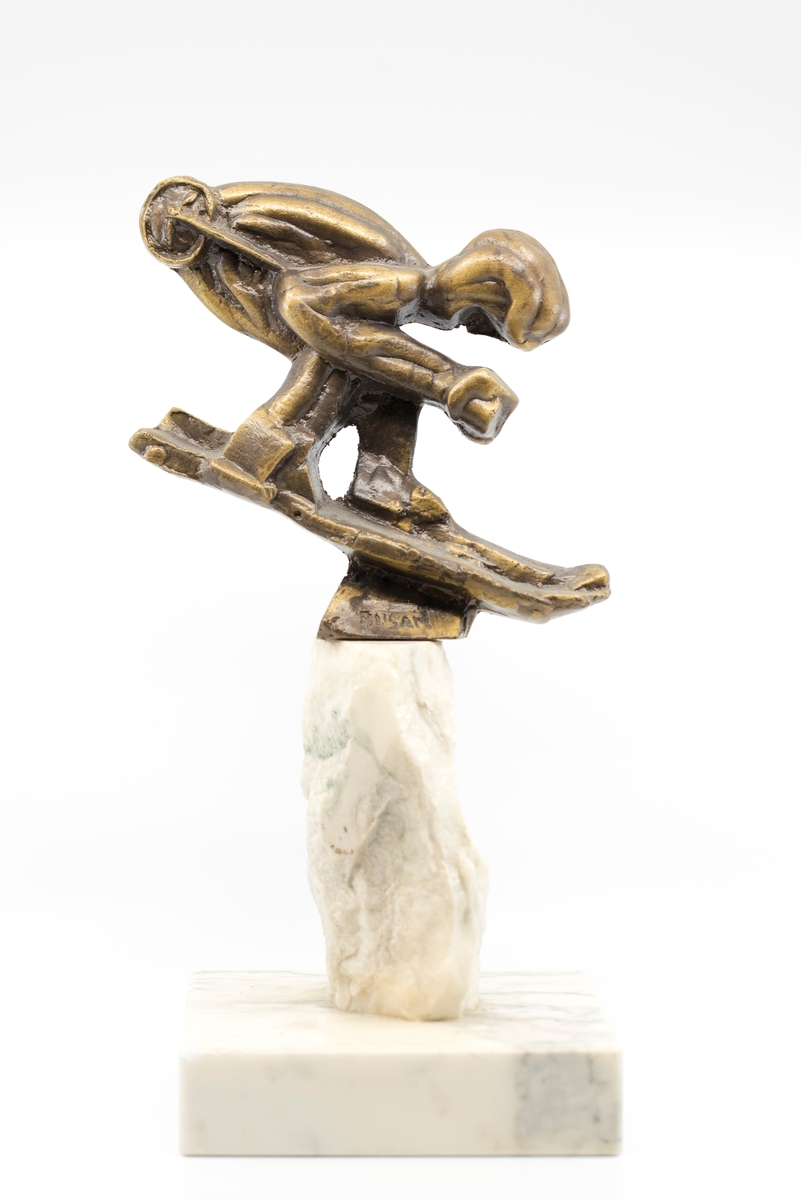Statuett som forestiller en alpinutøver i hockeystilling.