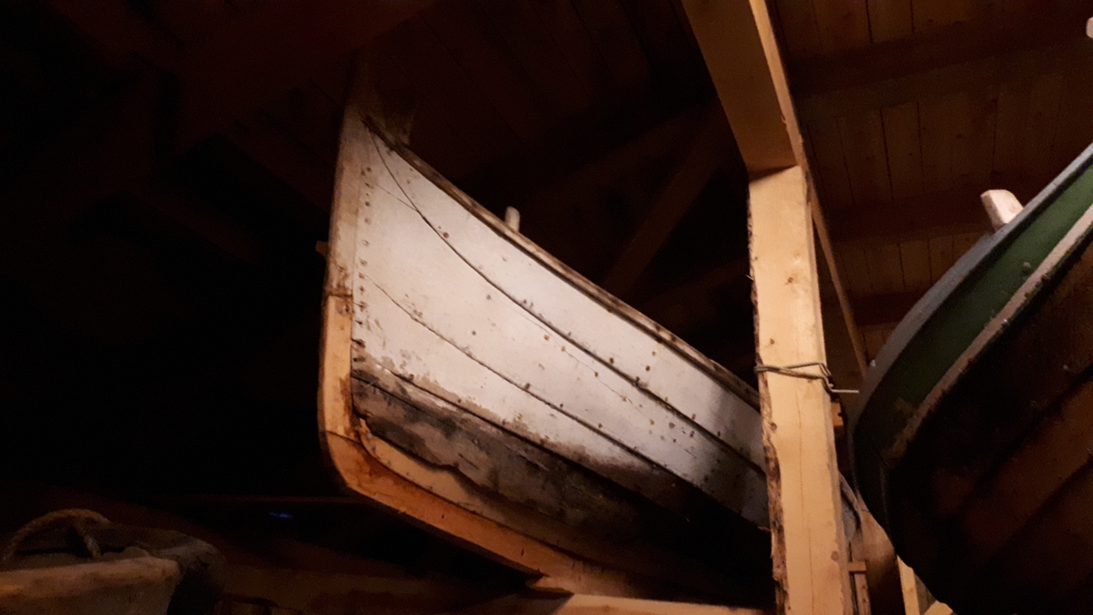 3roms nordlandsbåt. Malt: hvit. 5 bordganger. 2 årepar.
Tydelig restaurert.
Kalles er "Lensmannsbåten".