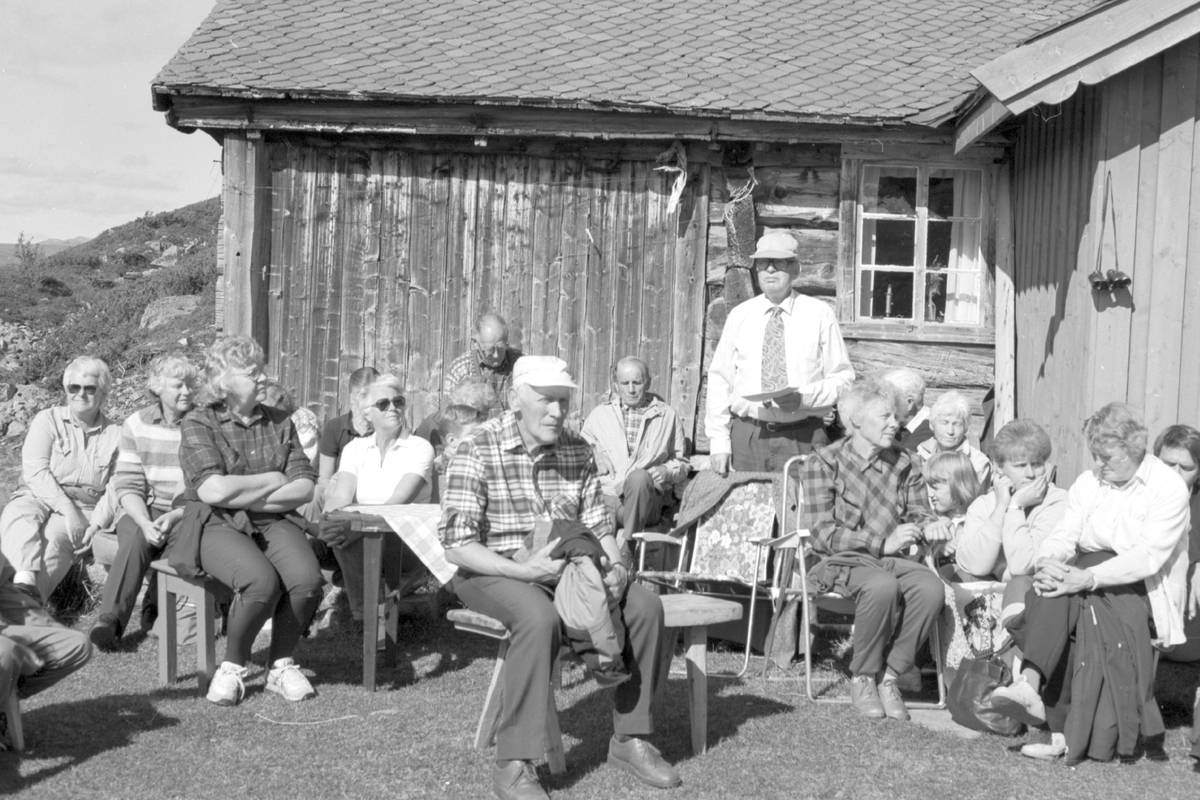 Vestre Slidre historielag sin tur til Høyne stølen ved Strø. 2.september 1990.
