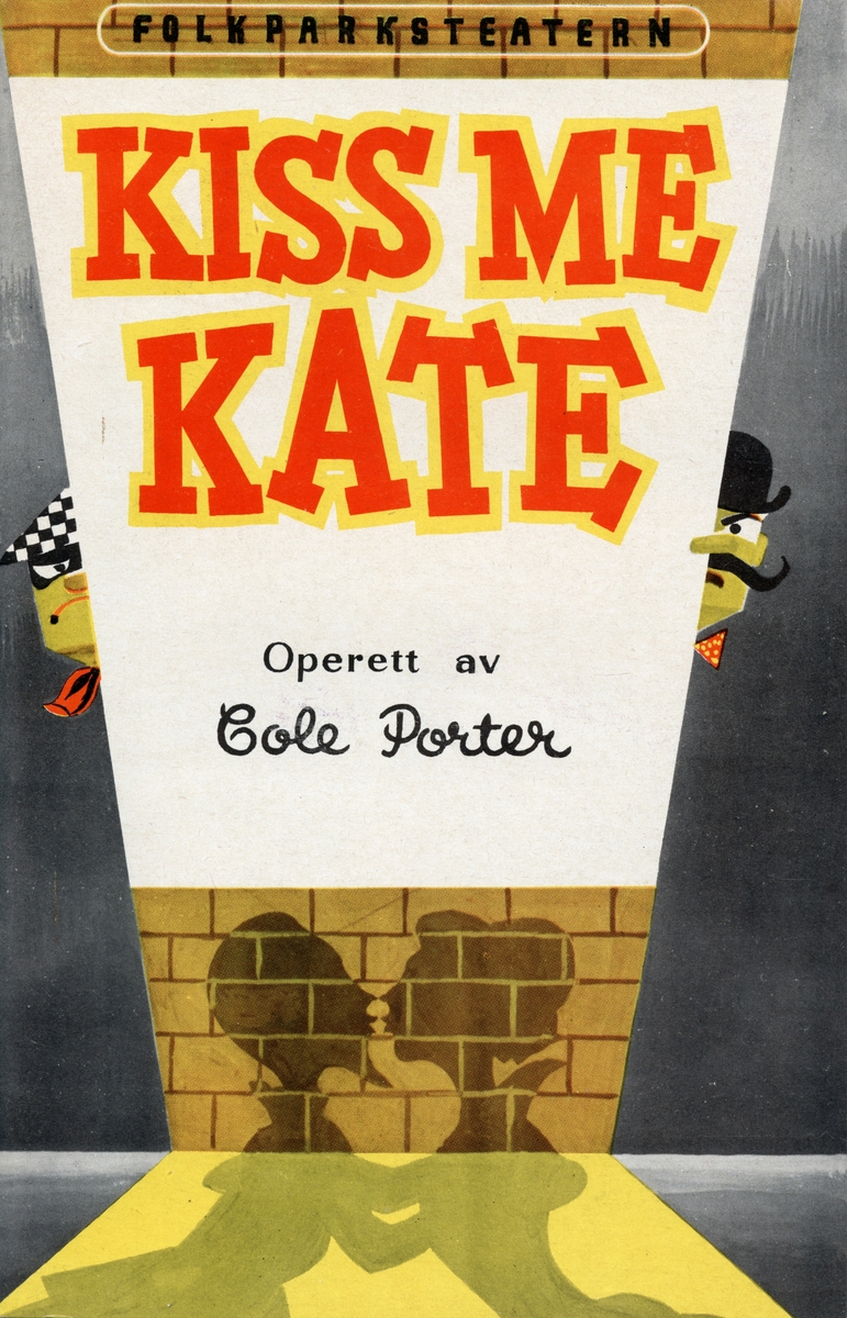 Program för Folkparksteaterns uppsättning av "Kiss me Kate" - 1958. Illustration av en tegelvägg där man ser skuggan av ett par som nästan kysser varandra. Högst upp står det Folkparksteatern och under det titeln. Text i rött och gult. Häftat. Inlaga på 20 sidor som innehåller information om föreställningen och annonser.
Tillstånd vid förvärv: Häftklamrarna har rostat.
