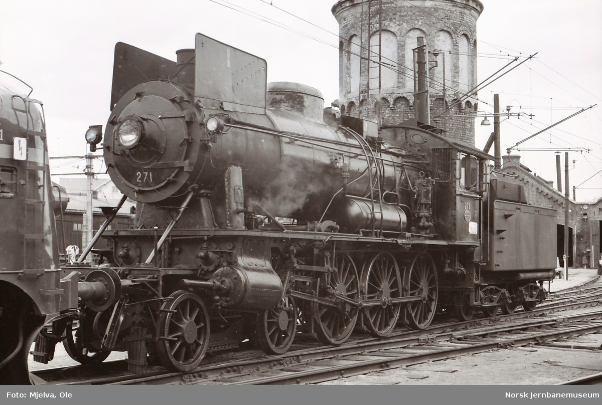 Damplokomotiv type 30a nr. 271 ved vanntårnet på Hamar stasjon