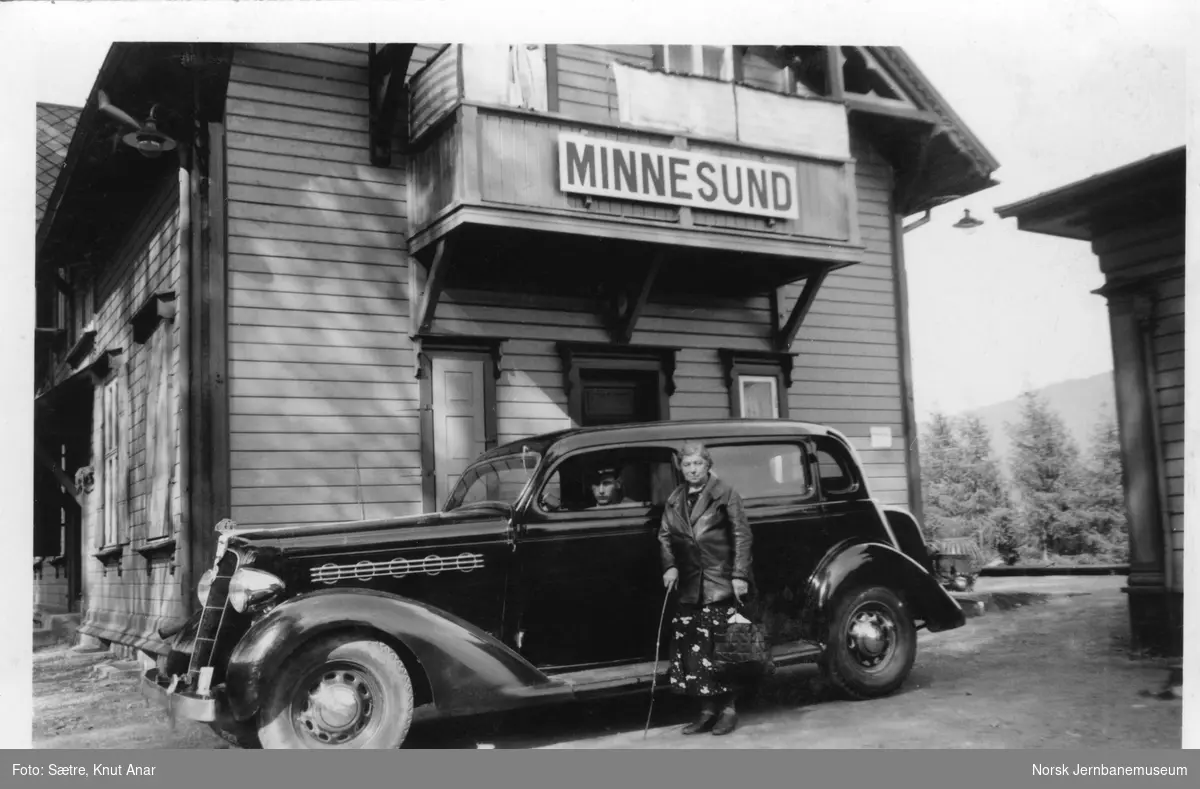 Minnesund stasjon. På plattformen en Plymouth 1935-modell