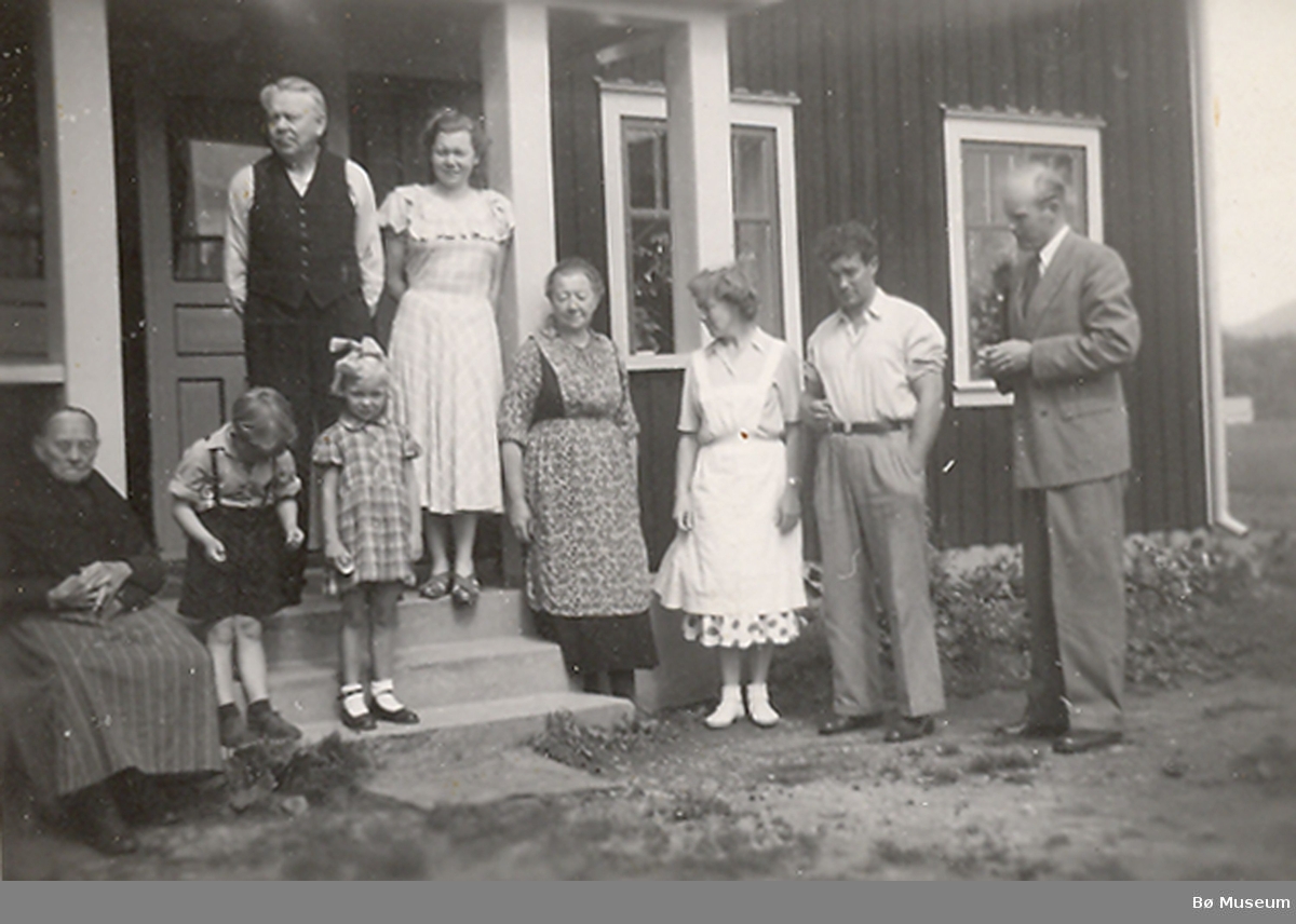 Familiegruppe framfor stugo på Storkås -II