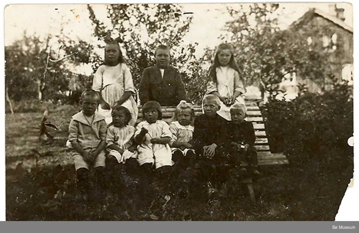 Ungar i hagan på Storkås