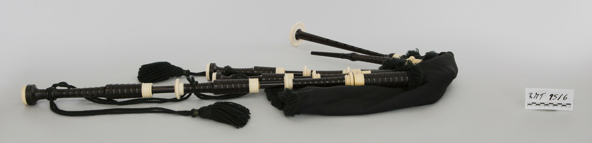 Instrumentet har deler av elfenben fra afrikansk elefant (Oppl.A.)
