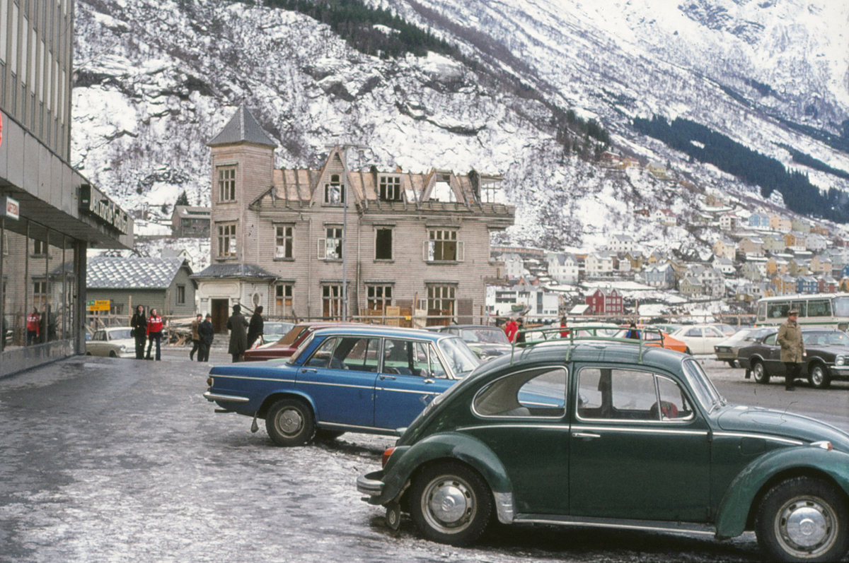 Rivinga av Odda gamle rådhus, tidlegare Hotel Hardanger, starta hausten 1976. Tidstypiske bilar som VW boble.