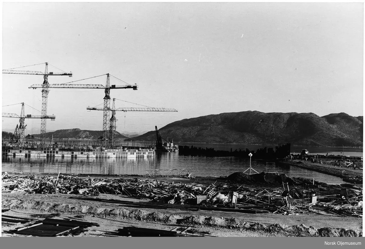 Bygging av Ekofisk 2/4 T i Jåttåvågen ved Stavanger.
Det går med store mengder betong og armeringsjern i en slik konstruksjon.