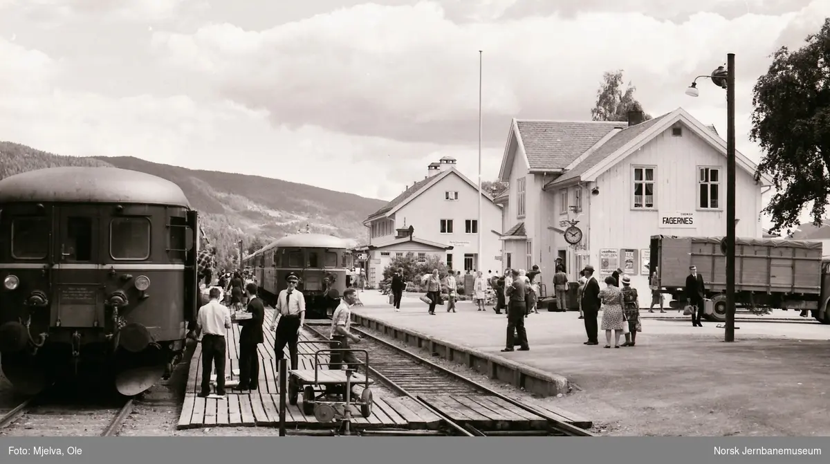 Persontog Oslo Ø, tog 281, i spor 1 og persontog til Oslo Ø, tog 260, i spor 2 på Fagernes stasjon. Begge tog med dieselmotorvognsett type 86 / 91