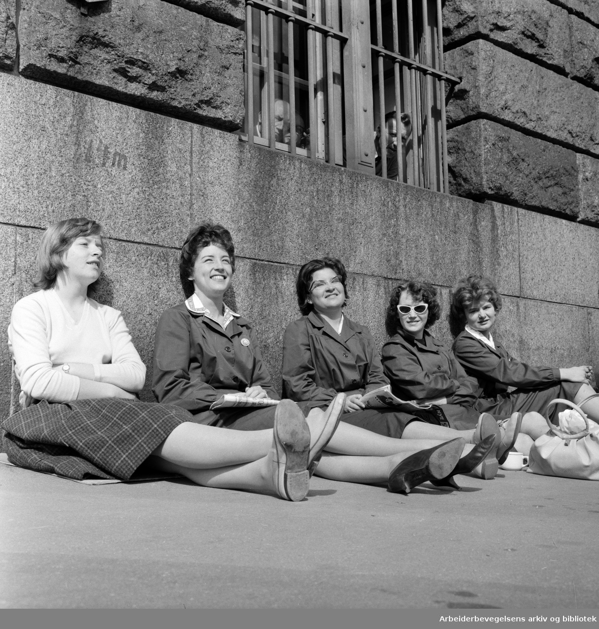 Pause i solveggen utenfor Norges Bank - senere Museet for samtidskunst. Fra venstre: Turid Jensen, Joyce Jensen, Karin Wallner, Bjørg Eltvik og Aase Wangberg. April 1960.