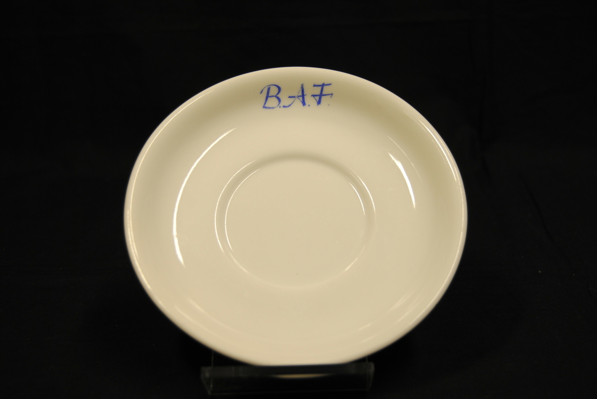 Tre runde kaffeskåler av hvitt porselen med påskrift i blått: "B.A.F".