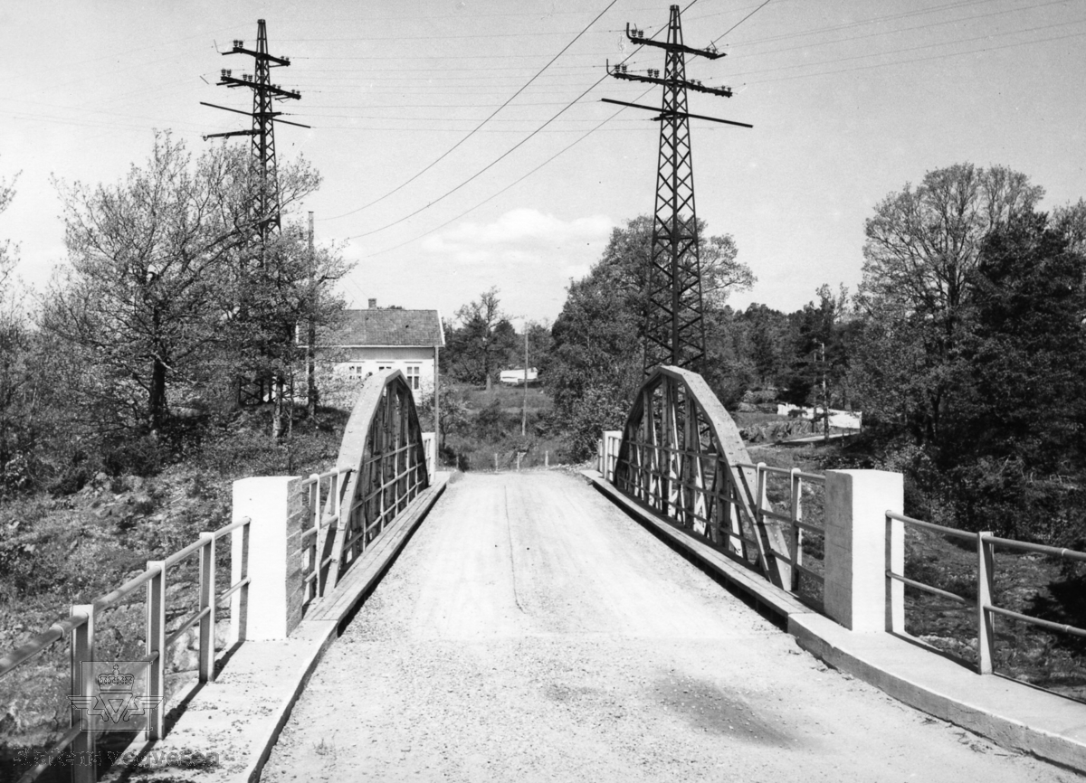 Gjervoldsøy bro er en fagverksbro i jern som forbinder Gjervoldsøy med Rossøya.
Bilde av Gjervoldsøy bru Nr. 1.  Klikk på pilen til høyre som viser brua fra siden.

Broa er den ene av to halvparter av gamle Vippa bro, Norges første fagverksbro i jern (oppført i 1879), som ble tatt av en storflom i 1892. Broen ble ødelagt, men restene ble berget opp fra elva. Spennet på den gamle Vippa bru ble plassert som bro mellom fastlandet og Rossøya. Lokalt bærer broa også navnet «Mosebro», oppkalt etter Moses som også ble reddet ut av en elv. I 1948 ble den broa flyttet igjen, denne gang litt lenger sør, over seksmannstrømmen mellom Rossøya og Gjervoldsøy, hvor den står fremdeles (2012). Broa erstattet da den gamle Gjervoldsøy bro, en smal bjelkebro i jern fra 1905. Wikipedia. 

Som det framgår av teksten var dette opprinnelig en del av Vippa bru som ble ødelagt av flom. Dette ene spennet fra Vippa bru ble gjenbrukt først på Rossøya, senere på Gjervoldsøy rett i nabolaget for Vippa bru:
1.	Vippa bru
2.	1. plassering mellom Rossøya og fastlandet (ikke lenger en øy)
3.	Dagens plassering av fagverksbrua (Gjervoldsøy bru nr 1)
4.	Gjervoldsøy bru nr 2, bjelkebru
Informant: Harald Tallaksen

Gjervoldsøy Nr. 1 ble bygd 1950. Fagverksbru,  m/buet overgurt med lengde på 25,50 meter. 
Gjervoldsøy Nr. 2 ble bygd 1951. Bjelkebru, valsede bjelker med lengde på 10,00 meter. 
Kilde: Statens vegvesen sitt bruregister "Brutus."