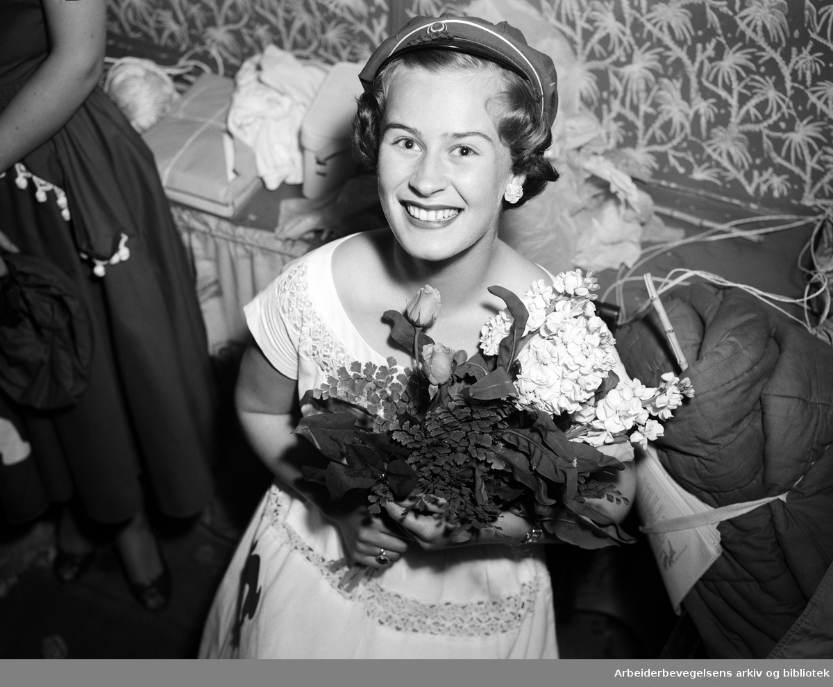 Elisabeth Petersen, kåret til årets russeprinsesse på Dovrehallen. Mai 1955.