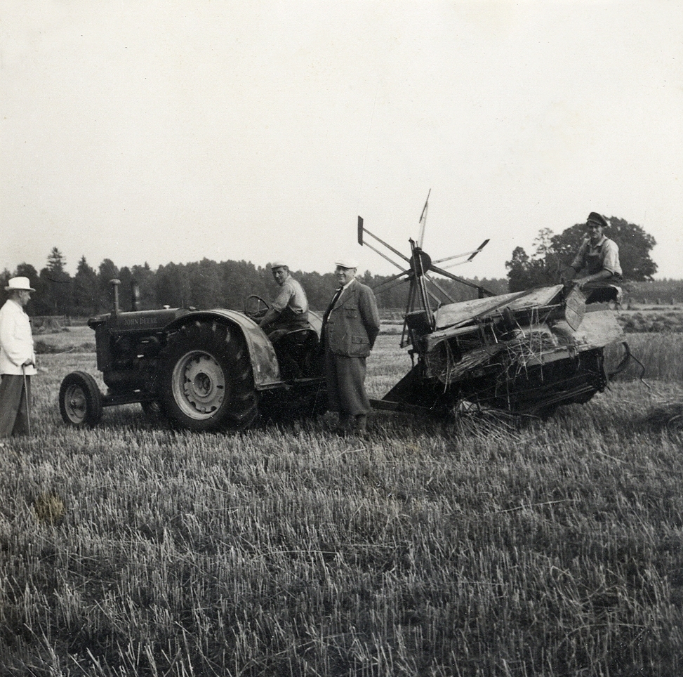Traktor och självbindare på en åker vid Teleborgs slott i augusti 1949. T.v. greve Christer Bonde.