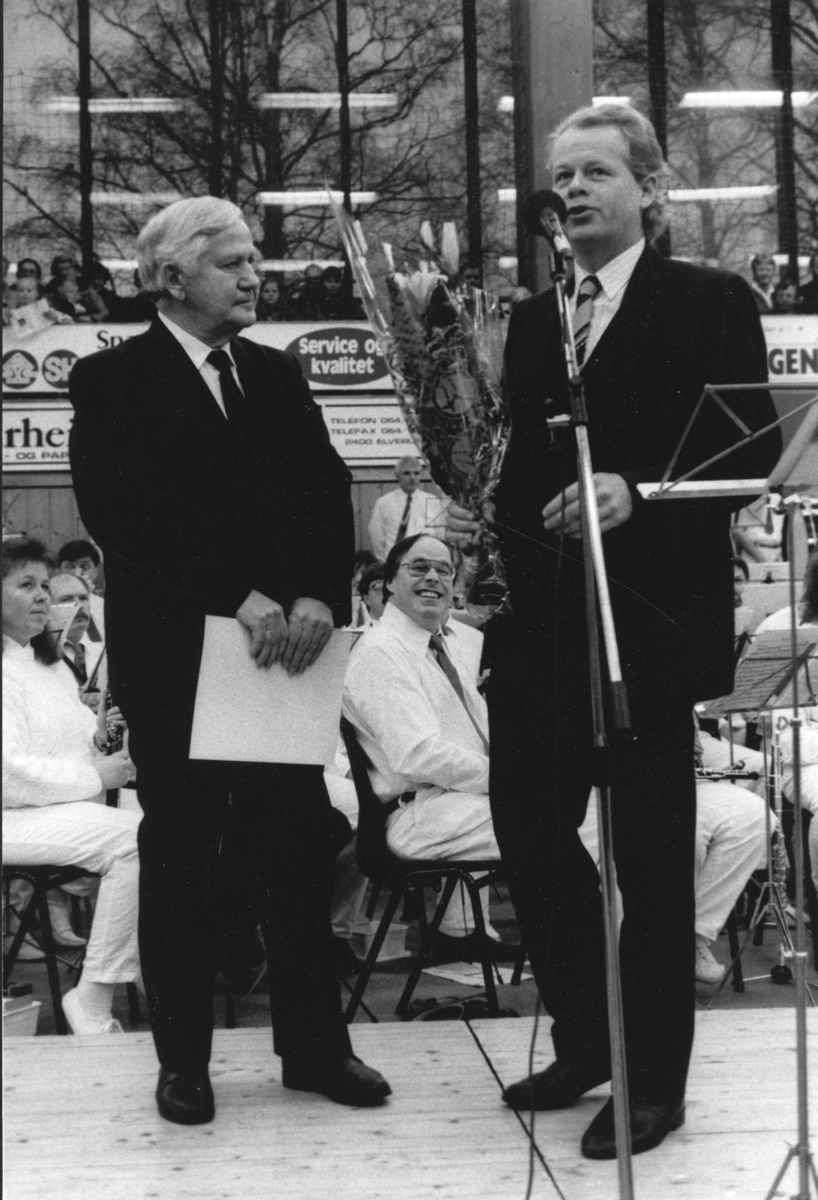 Dagfinn Grønoset motar Elverum Kulturprisen 27.12.1992 i Elverum-hallen,sammen med Dag Nyber,kulturutvalgets formann.