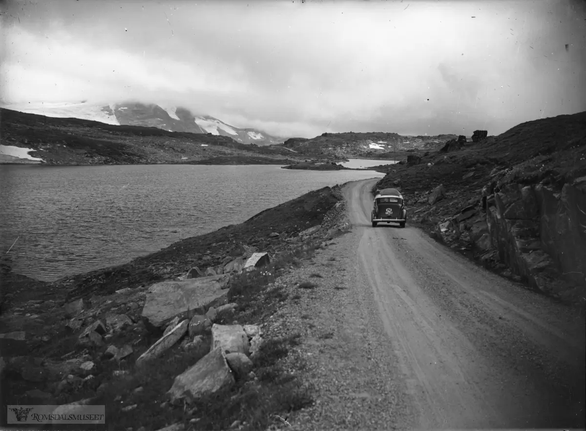 Frå Sognefjellsvegen..Ford V8 standard 1938. T-2635 står i Hvem eier bilen 1947 på U. Aandahls Eftf., Iversen & Aandahl, Molde.