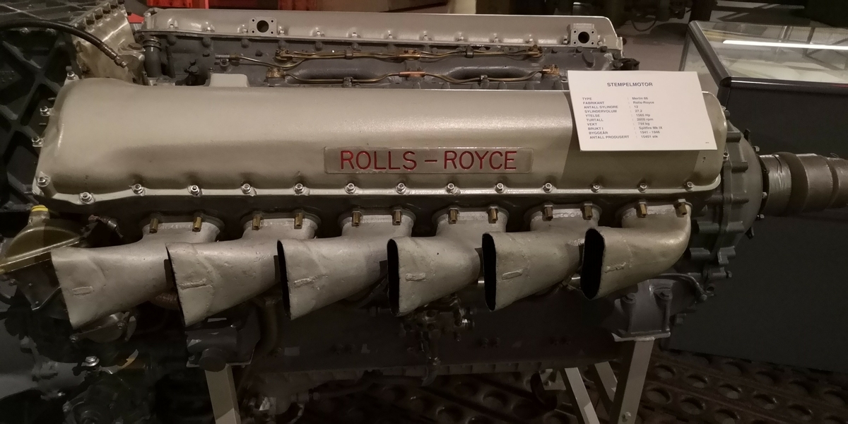 Stempelmotor med 12 sylindre, 27,2 liter, 1565 Hk, 2850 rpm, vekt 744 kg. Produsert i et antall av 15451 stk.