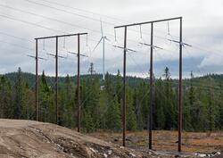 Kraftgate og vindturbin ved Kjølberget vindkraftverk på Finn