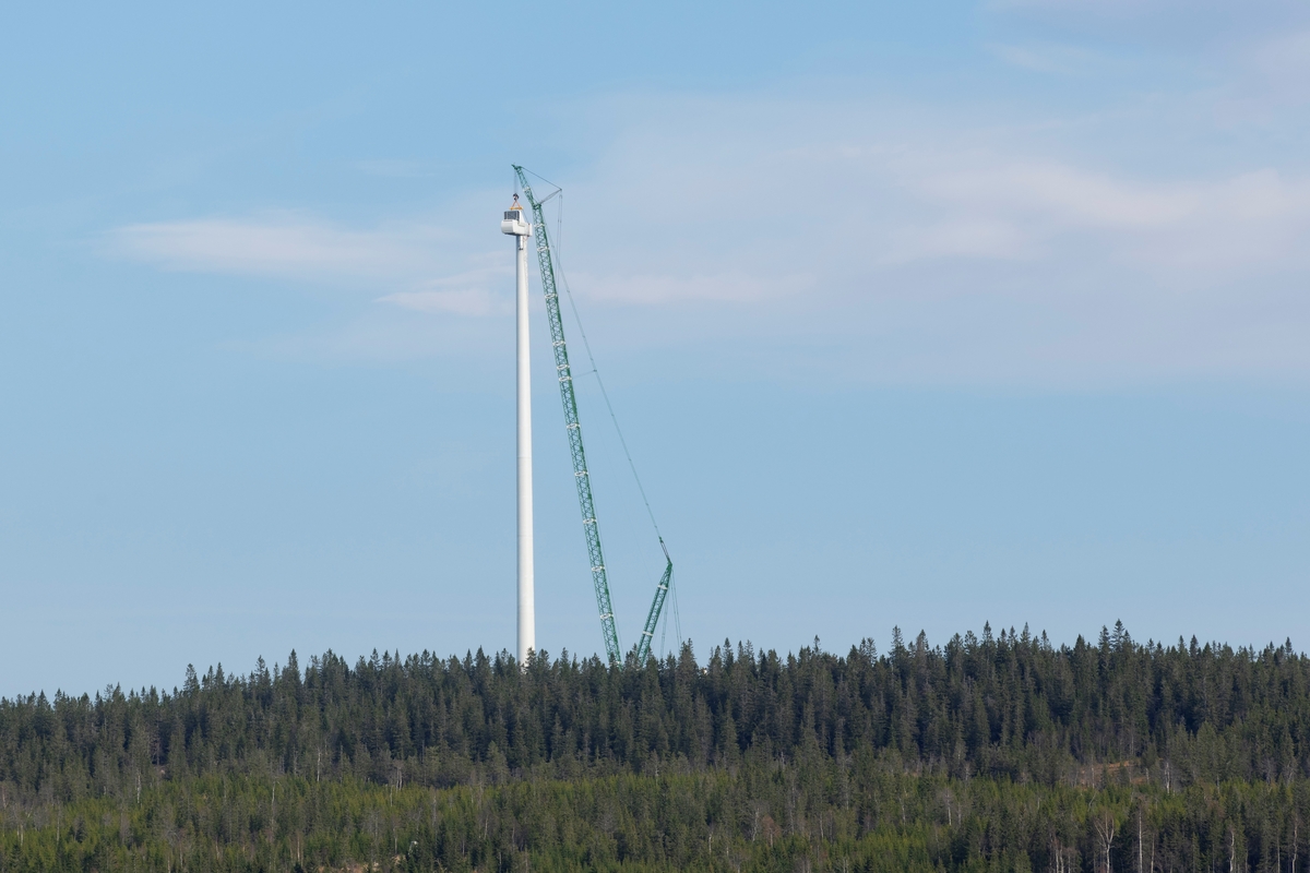 Bygging av vindkraftverk på Finnskogen, Hedmark. Kjølberget Vindkraftverk, Våler kommune, Innlandet. Kran under montering av toppdelene på vindturbinen på Kjølbergstoppen. Bildet er tatt nær Bjørndamkoia.