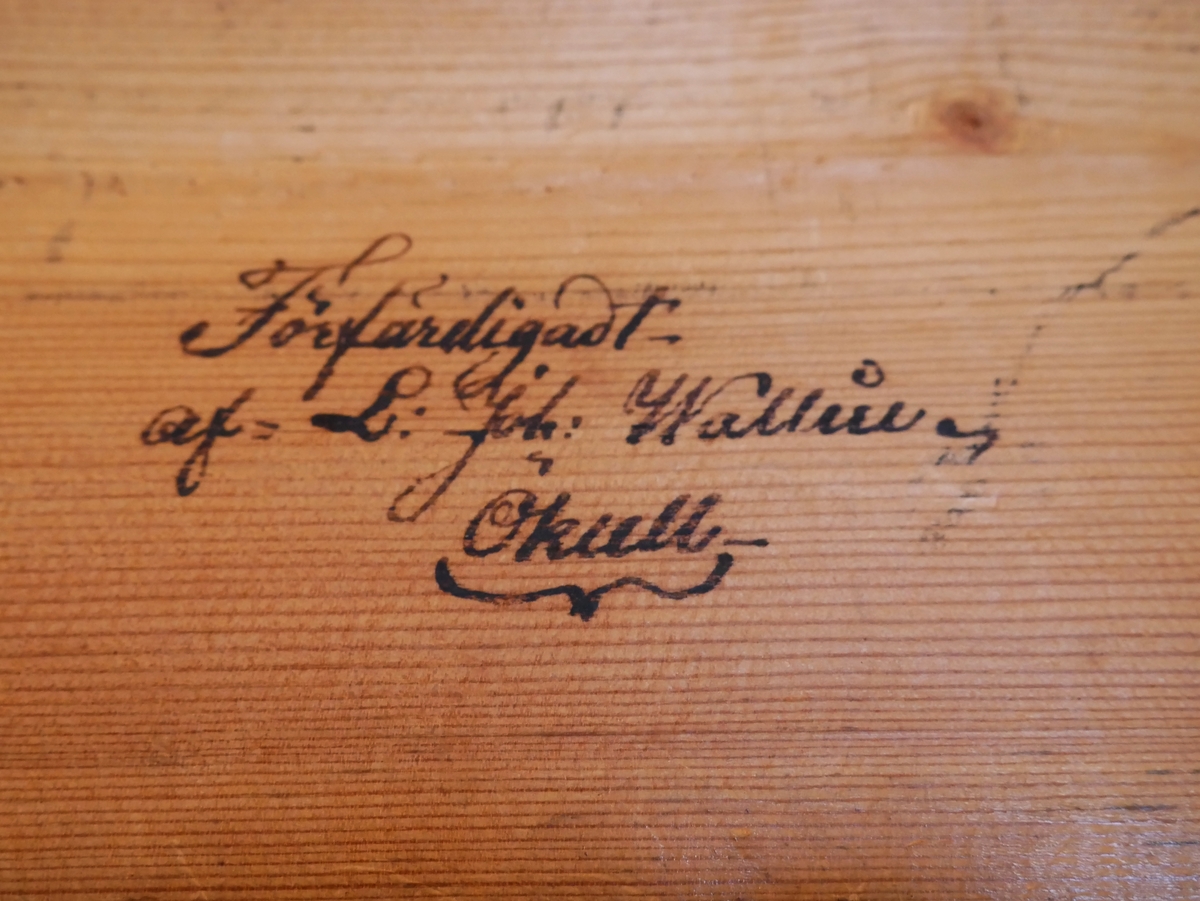 Sybord av björk med fot i lyrform.
Har tillhört säljarens mormor, fru de Laval.