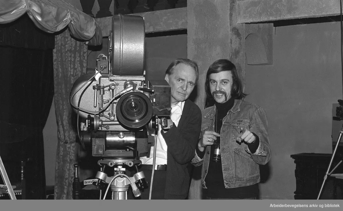Fra innspillingen av "Reisen til julestjernen" i Norsk Films atelier på Jar. Filmfotograf Hans Nord (til venstre) og regissør Ola Solum. 5. Mars 1976.