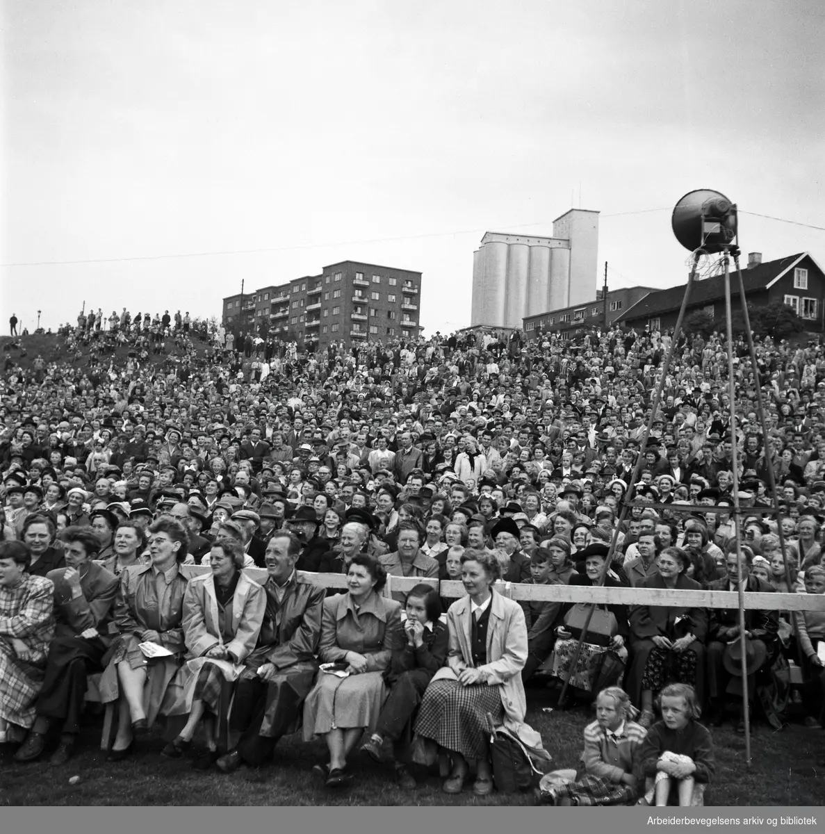 Parkkveld i Torshovdalen med Einar Rose. Publikum. August 1952.