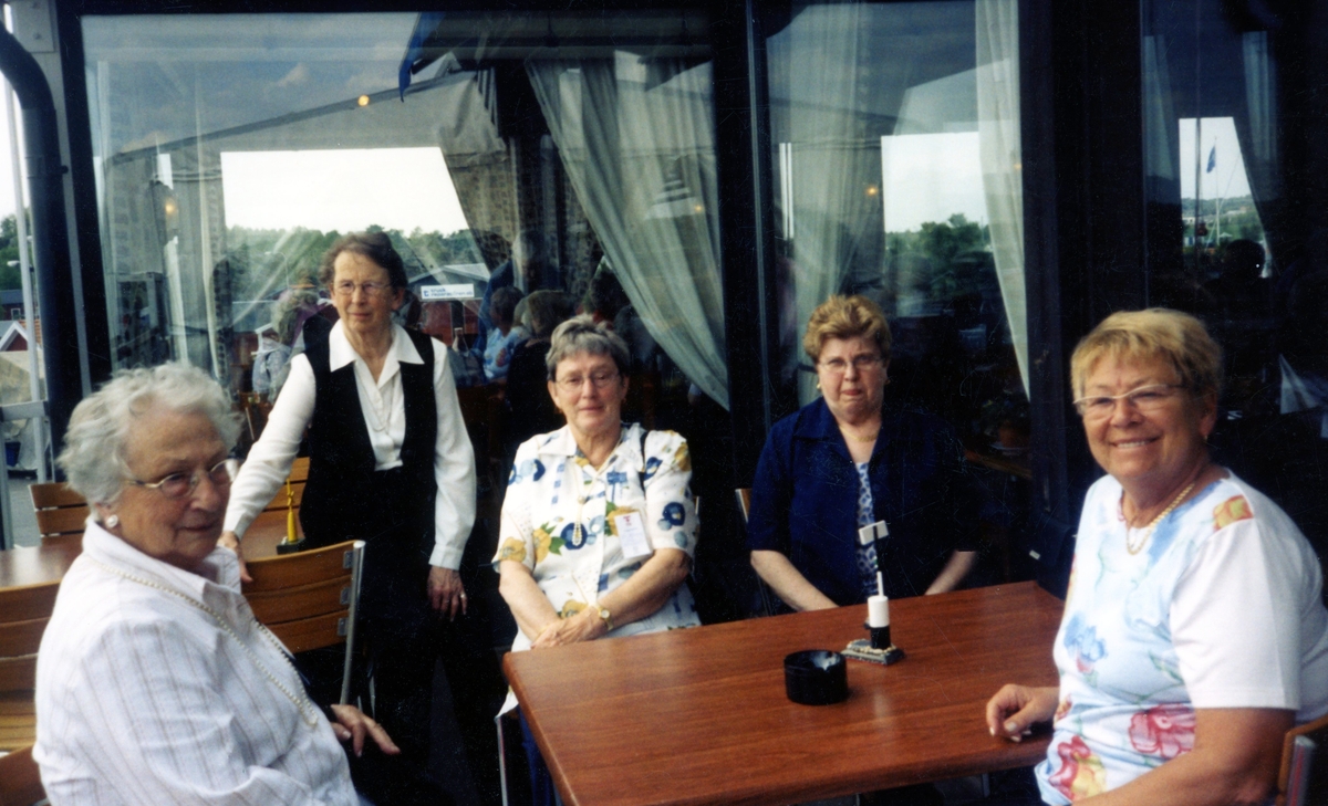 PRO Kållered på utflykt till Önnered i Västra Frölunda år 2004. Från vänster: 1. Asta Carlsson, 2. Inga Bandin, 3. Siv Arvidsson, 4. Doris Johansson och Okänd, sittandes vid ett dukat bord.
(PRO = Pensionärernas riksorganisation)