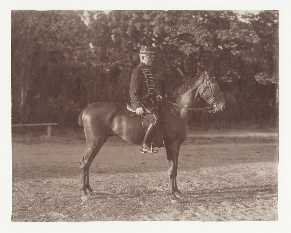 Porträtt av Axel Ahnström, ryttmästare vid Kronprinsens husarregemente K 7. Chef för kavalleriets officersvolontärskola 1913-14.