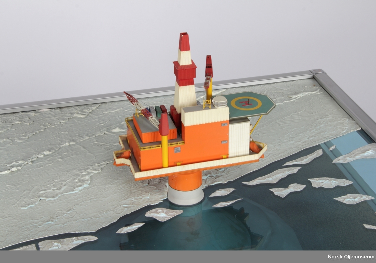 Modell av en Condeep monotower boreplattform i arktisk miljø. Modellen er en konseptmodell.