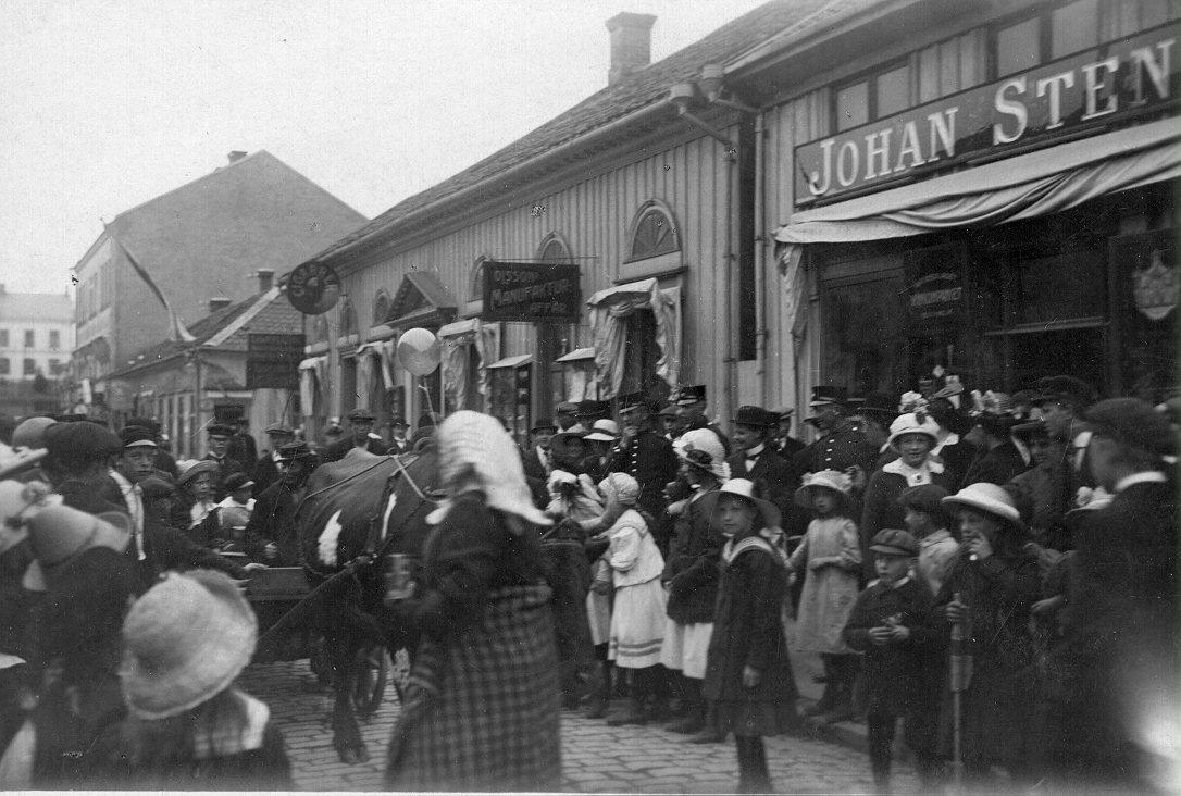 Första Barnens Dag i Borås 1914. Stora Brogatan. Olssons manufakturaffär.
