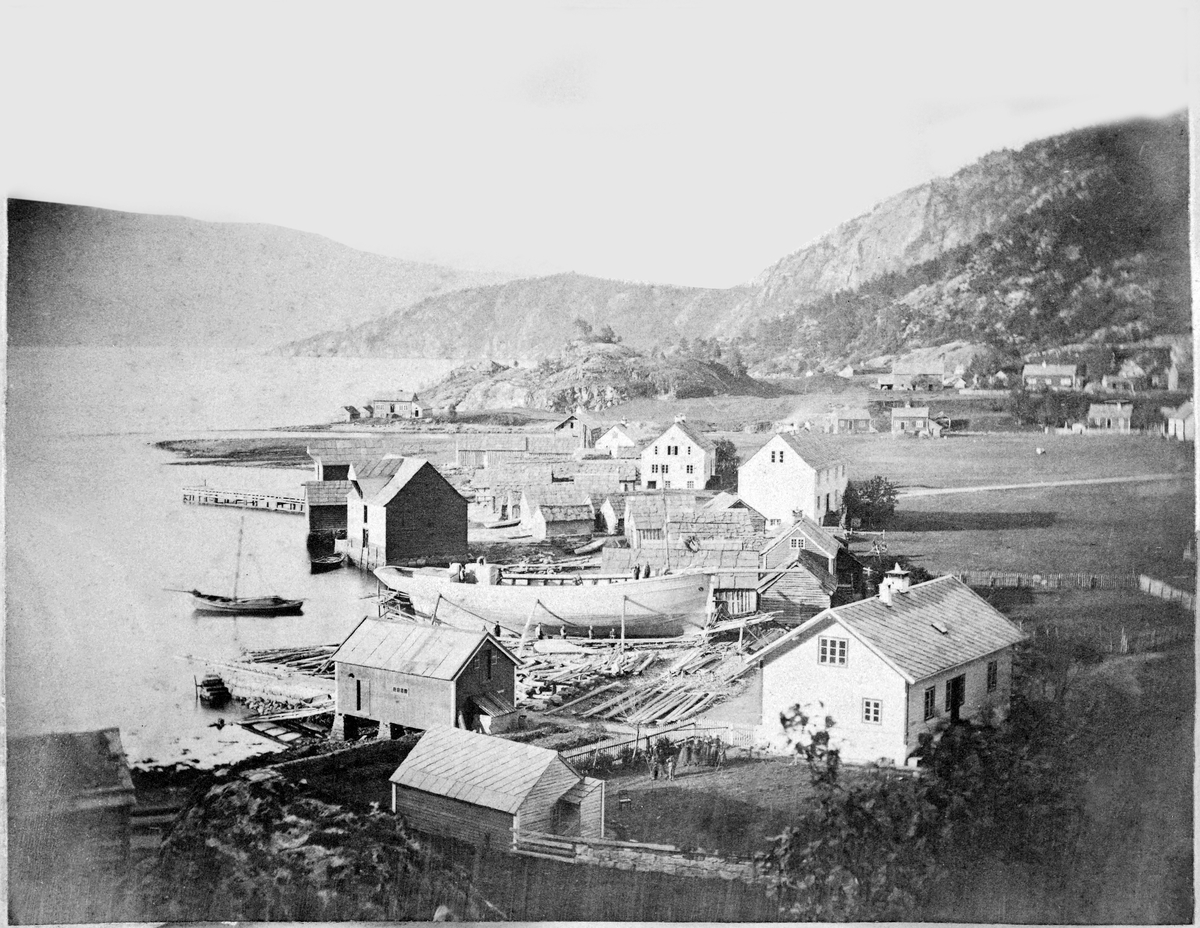 Bildet viser et båtbyggeri i Jondal/Hardanger. Båten som blir bygget er sluppen "Vidar" som stod ferdig i 1877.