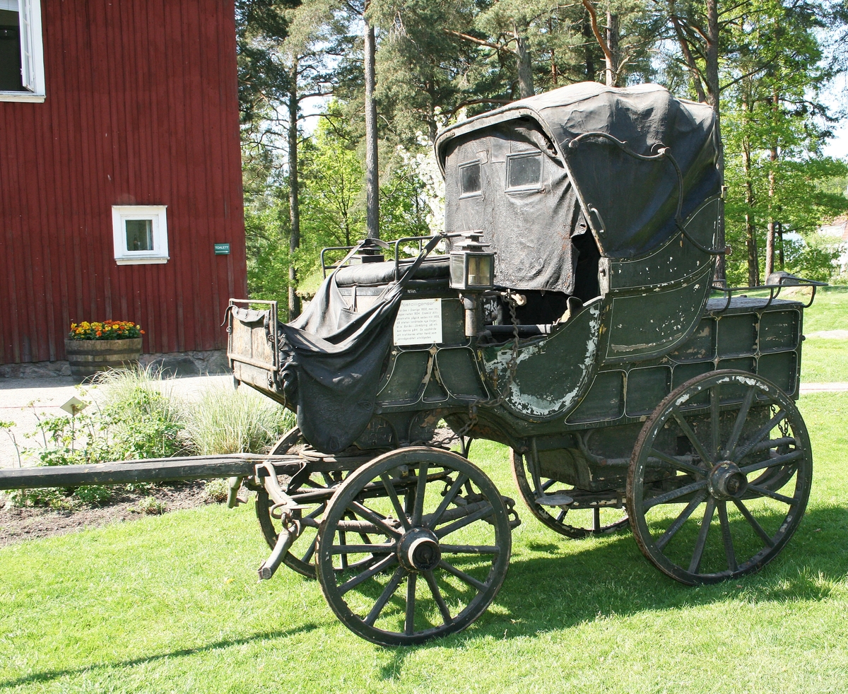 Postdiligens. Fyrhjulig, fjädrad vagn. Öppen vagn, med suflett bak och vindskydd av svart läder. Kuskbock fram. Bakom sufletten täckt bagageutrymme för postpaket. Vagnen märkt med nummer 73 på bockdynans undersida.

Enligt Postmuseums lista över kaleschvagnar framgår att nr 73 var stationerad på paketpost-kontoret i Stockholm och gick i trafik mellan Stockholm & Grisslehamn. Användes 1859-1864. När järnvägen öppnade år 1864, indrogs befordran med diligensen. År 1893 sålde postverket sin gamla vagnpark till arméförvaltningen och vagnen hamnade till slut hos Älvsborgs regemente. Vagnen ombyggdes och ommålades för intendentens räkning. Inköptes till Borås museum 1929, för 50 kr på auktion, anordnat av regementet.

Funktion: Postdiligens